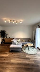 een woonkamer met een bank en 2 tafels bij 2024 Olympics - 20 min de Paris in Aulnay-sous-Bois