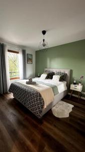 een slaapkamer met een groot bed en een raam bij 2024 Olympics - 20 min de Paris in Aulnay-sous-Bois