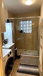 een badkamer met een douche en een wasmachine bij 2024 Olympics - 20 min de Paris in Aulnay-sous-Bois