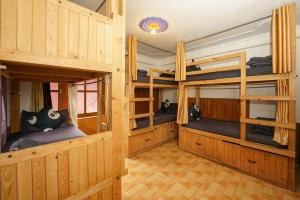 Rúm í herbergi á Hippie Panda Hostel