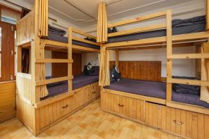 Rúm í herbergi á Hippie Panda Hostel