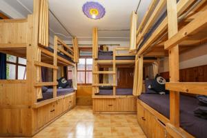 Rúm í herbergi á Hippie Panda Hostel