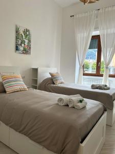 dos camas sentadas una al lado de la otra en un dormitorio en Luna's Apartment en Sant'Agnello