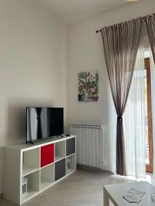 una sala de estar con TV de pantalla plana en un armario en Luna's Apartment en Sant'Agnello