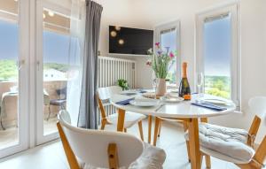 ein Esszimmer mit einem Tisch und Stühlen mit Aussicht in der Unterkunft Beautiful Apartment In Izola With Wifi in Izola