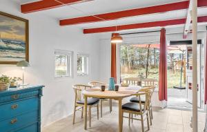 uma cozinha e sala de jantar com mesa e cadeiras em Pet Friendly Home In Saltum With House A Panoramic View em Saltum