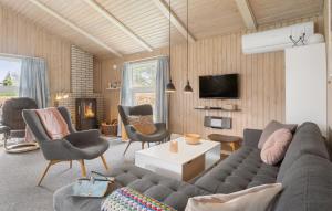 HemmetにあるBeautiful Home In Tarm With 3 Bedrooms, Sauna And Wifiのリビングルーム(ソファ、椅子、テレビ付)