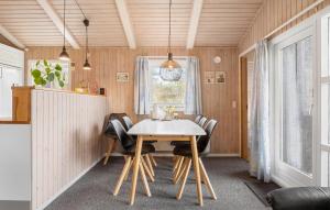 HemmetにあるBeautiful Home In Tarm With 3 Bedrooms, Sauna And Wifiの小さなダイニングルーム(テーブル、椅子付)