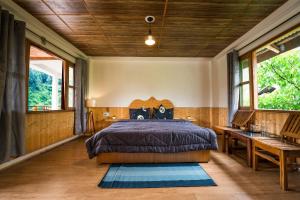 Rúm í herbergi á Hippie Panda Hostel