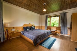 Rúm í herbergi á Hippie Panda Hostel