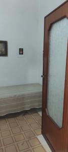 Puerta con ventana en una habitación con cama en Appartamento Rione Euro, en Gioiosa Ionica