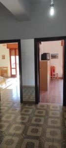 Habitación con puerta que da a una sala de estar. en Appartamento Rione Euro, en Gioiosa Ionica