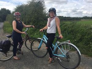twee vrouwen met helmen naast hun fietsen bij The Crown at Shipton in Shipton under Wychwood
