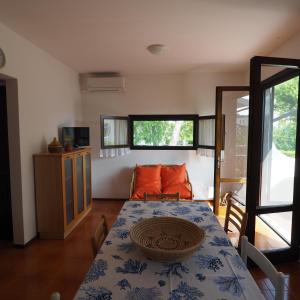 een kamer met een tafel met een kom erop bij villetta con piscina a due passi dal mare in Duna Verde