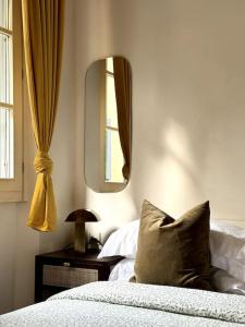 1 dormitorio con cama y espejo en la pared en Stilnovo House, en Florencia