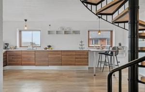 una cocina con armarios de madera y una isla de cocina en Cozy Home In Lemvig With Kitchen en Lemvig