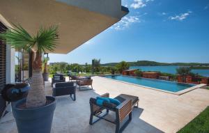Πισίνα στο ή κοντά στο Awesome Home In Medulin +43 φωτογραφίες