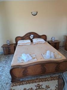 1 dormitorio con 1 cama con toallas en The White House en Nesebar