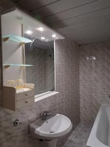 uma casa de banho com um lavatório e um espelho em The White House em Nesebar