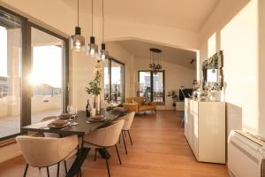 une cuisine et une salle à manger avec une table et des chaises dans l'établissement Luxury Penthouse Berin with Rooftop Terrace and Jacuzzi, à Zadar