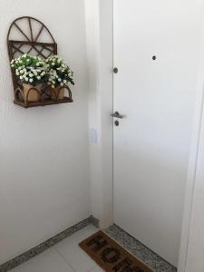 una habitación con una puerta con dos macetas en Apartamento Villa das águas resort, en Estância