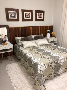 1 dormitorio con 1 cama con edredón en Apartamento Villa das águas resort, en Estância