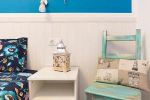 a room with a chair and a table and a mirror at Acogedor y vistas al mar in Maspalomas +13 photos