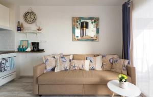 uma sala de estar com um sofá e uma mesa em Acogedor y vistas al mar em Maspalomas
