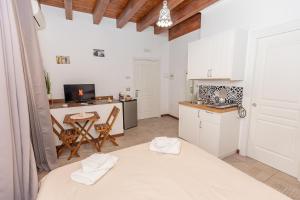 Kuchyň nebo kuchyňský kout v ubytování [Centro Storico] Redmood House a 5 min dal mare, Wi-Fi, A/C e Netflix