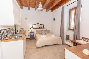 Postel nebo postele na pokoji v ubytování [Centro Storico] Redmood House a 5 min dal mare, Wi-Fi, A/C e Netflix