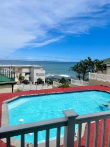 Ein Swimmingpool mit dem Meer im Hintergrund in der Unterkunft Granny Flat &Yoga Studio in Ramsgate