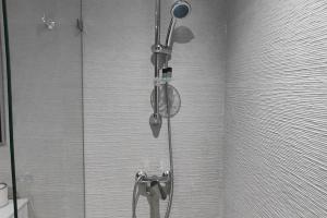 um chuveiro no canto de uma casa de banho em Luxe Modern 3 BR City Center TNGR w. Superfast Wifi & AC em Tânger
