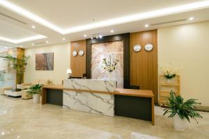lobby biurowe z recepcją i zegarami w obiekcie Love St - Hanoi Hotel w mieście Hanoi