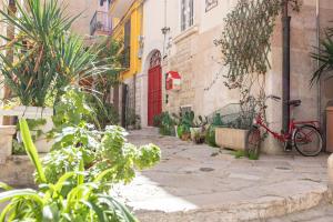 Jízda na kole v ubytování [Centro Storico] Redmood House a 5 min dal mare, Wi-Fi, A/C e Netflix nebo okolí