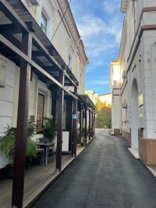 Une rue vide dans un bâtiment avec une table et des chaises dans l'établissement La Strada The Villa, à Piteşti