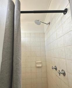 y baño con ducha y cortina de ducha. en Sawmill Hotel Motel en Wondai