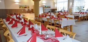 Restoran või mõni muu söögikoht majutusasutuses Hotel Churáňov