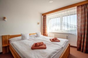 Postel nebo postele na pokoji v ubytování Hotel Churáňov + 24 fotografií