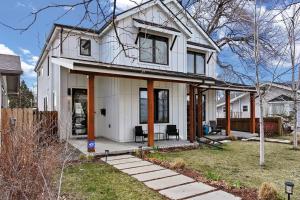uma casa branca com um alpendre num quintal em Luxury Home: Monthly Rental House Near Denver em Englewood