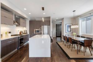 uma cozinha e sala de jantar com mesa e cadeiras em Luxury Home: Monthly Rental House Near Denver em Englewood