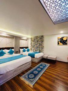 Tempat tidur dalam kamar di Goroomgo Broadway Boutique Mall Road Darjeeling - Luxury Stay - Best Seller