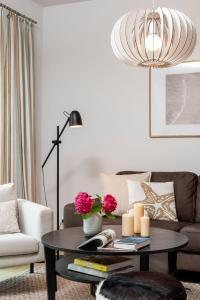 uma sala de estar com um sofá e uma mesa com velas em Alte Waescherei _9463_ em List