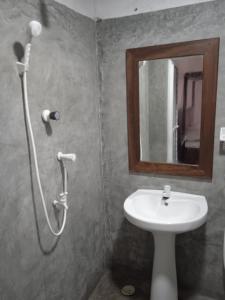 y baño con lavabo y ducha con espejo. en Rangani Lagoon Resort, en Kalpitiya