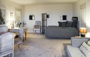 Χώρος καθιστικού στο Stunning Apartment In Trouville-Sur-Mer