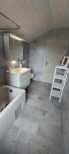 Koupelna v ubytování Sonnen-Juwel - Hallenbad-Sauna-2 getrennte Schlafbereiche-direkt an der Skipiste + 34 fotografií