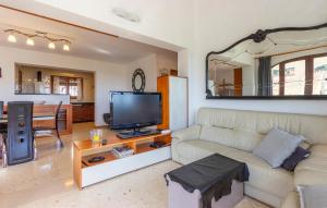 een woonkamer met een bank en een televisie bij 2 Bedroom Lovely Home In Orba in Orba