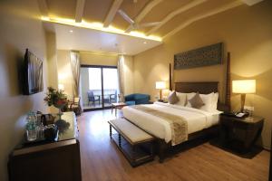 Essentia Luxury Resort & Spa Udaipur客房内的一张或多张床位