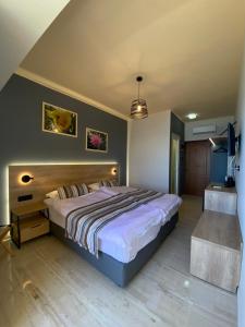 um quarto com uma cama grande num quarto em Horizon Beach Hotel em Plakiás