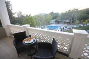 Essentia Luxury Resort & Spa Udaipur内部或周边的泳池
