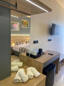 una camera con letto e scrivania con specchio di Horizon Beach Hotel a Plakiás